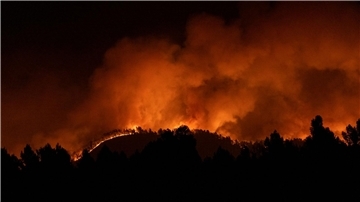 Die Flammen breiten sich in der Nähe des Dorfes Villanueva de Viver in Aragonien aus.