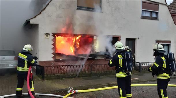 Adventskranz brennt: In Einswarden fackelt Wohnung ab Die Flammen haben das gesamte Zimmer im Erdgeschoss erfasst.