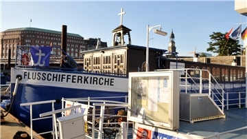 Die Flussschifferkirche, kurz Flusi genannt, liegt nahe der Deichstraße und der Speicherstadt im Hamburger Hafen. Sie dient nicht nur religiösen Zwecken, auch kulturelle Veranstaltungen finden auf dem Kahn statt. 