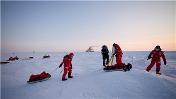 „MOSAiC“-Ergebnisse: Wind in der Arktis verändert Meereis Die Forscher haben bei ihrer Arbeit auf der Eisscholle und durch ihre autonom arbeitenden Messstationen viele, viele Daten gesammelt. Sie wollen das Klimasystem der Arktis ganzheitlich verstehen.