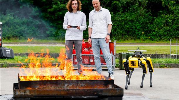 Ein Roboter trainiert für Waldbrände Die Forscher Sören Pirk und Anton Wagner wollen dem Roboter Byte alles über Feuer beibringen.