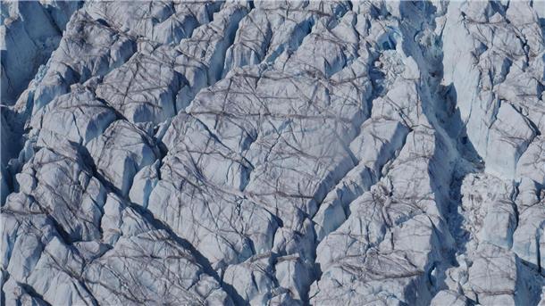 Risse im grönländischen Eisschild wachsen immer schneller Die Forschungsgruppe analysierte mehr als 8.000 3D-Oberflächenkarten des Eisschilds.