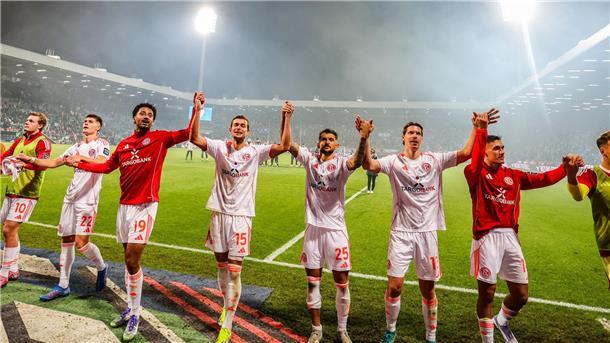 Die Fortuna-Fans feierten mit ihren Fans den dritten Auswärtssieg.