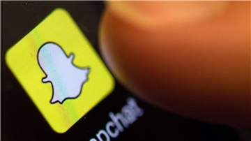 Die Foto-App Snapchat bietet eine virtuelle Anprobe an. So können Nutzer etwa Sonnenbrillen oder Schuhe im Display an ihrem Körper sehen.