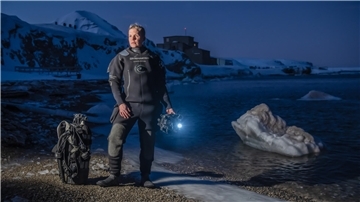 Forschungstaucherin auf Spitzbergen