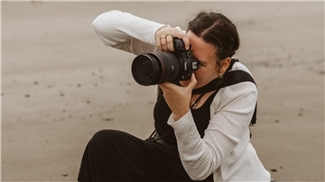 Ilona Schröder fotografiert mit ihrer Kamera.