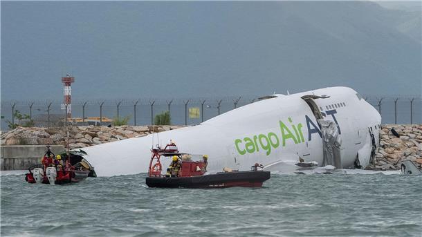 Tödlicher Unfall: Jumbo-Jet rutscht über Landebahn ins Meer Die Frachtmaschine rutschte über die Landebahn hinaus ins Wasser.