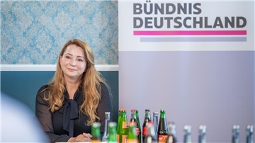 Die Fraktion Bündnis Deutschland stellt ihre Kandidatin Julija Eulig für das Amt der künftigen Stadträtin des Standesamtes vor. 