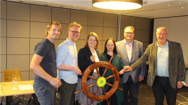 Die Fraktionsspitzen der Grünen aus Norddeutschland präsentieren in Cuxhavens Donners Hotel ihre gemeinschaftliche Hafenpolitik: (von links) Dominik Lorenzen (Hamburg), Lasse Petersdotter (Schleswig Holstein), Julia Willie Hamburg (Niedersachsen), Jenny Jasberg (Hamburg), Björn Fecker (Bremen) und Dr. Harald Terpe, (Mecklenburg-Vorpommern).