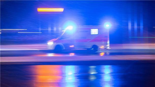 Auto überschlägt sich - zwei Menschen schwer verletzt Die Frau musste aus dem Wagen befreit werden. (Symbolbild)