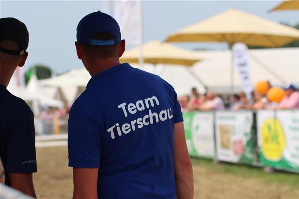 Die Frauen und Männer vom Tiershow-Team haben alles im Griff.