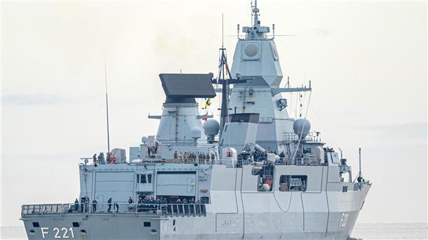 Fregatten-Kapitän: Mannschaft ist voll konzentriert Die Fregatte „Hessen“ läuft aus dem Hafen aus.