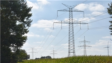 Strommasten auf einem Feld.