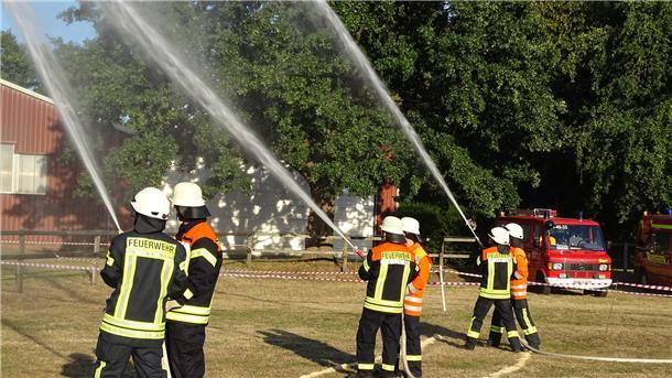 Breddorf : Feuerwehrfest mit alten Wettkämpfen Männer der Freiwilligen Feuerwehren üben sich im Brandlöschen.