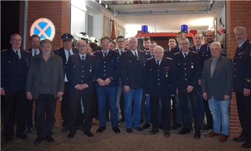 Die Freiwillige Feuerwehr Haaßel hatte nach der Corona-Zwangspause zahlreiche Kameraden zu ehren und zu befördern, flankiert von Ehrengästen.