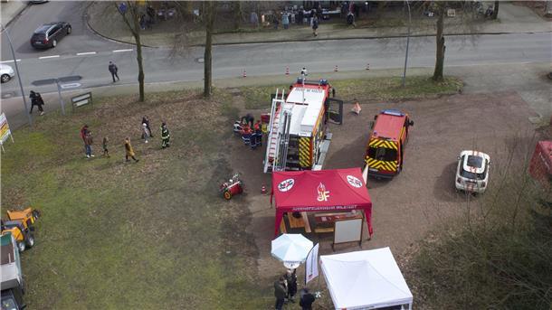 So bietet der „Frühling in Wilstedt“ die Chance zum Stöbern und Plaudern Die Feuerwehr hatte ihren Stand neben dem Kletterbaum aufgebaut.
