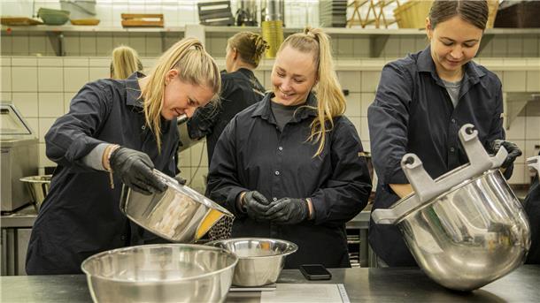 Die Freude am Backen steht den Spielerfrauen der Fischtown Pinguins Eishockeyspieler ins Gesicht geschrieben. (von links): Ellena (Franzreb), Svenja (Mauermann) und Teja (Urbas).