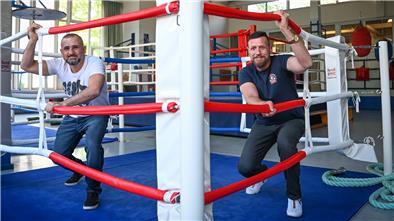 Die Freude ist groß: Marco Blome (rechts) und Mohamed Zaher vom Weser-Boxring-Vorstand freuen sich darauf, wieder öffnen zu dürfen.