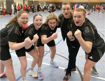 Die Freude stand den Wohnster Prellballerinnen ins Gesicht geschrieben. Sie verteidigen ihren Titel als Deutsche Meisterinnen Ende März in Berlin. Von links: Alina Trompeter, Julie Ehlert, Jennifer Rothfischer, Ann-Katrin Key und Thea Heppner.