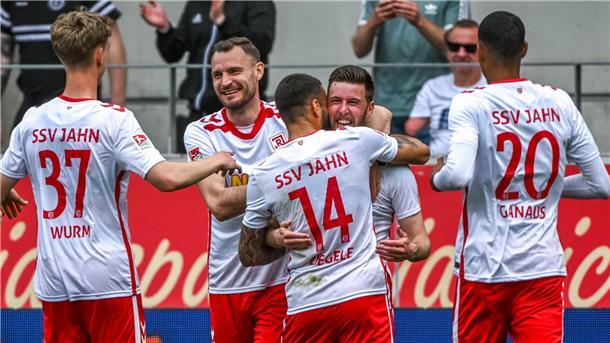 Die Freude war groß nach dem Regensburger 1:0 durch Christian Kühlwetter.