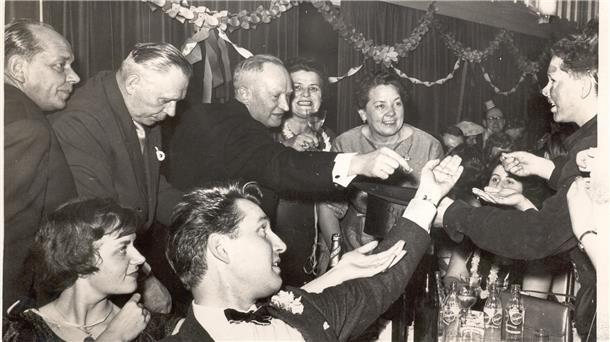 Die Friedeburg war über Jahrzehnte eine beliebte Adresse bei allen, die zu Silvester so richtig feiern wollten. Die Stimmung 1960 war offenkundig gut, vielleicht auch weil ein Schornsteinfeger (rechts) als Glücksbringe kam.