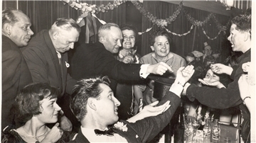 Die Friedeburg war über Jahrzehnte eine beliebte Adresse bei allen, die zu Silvester so richtig feiern wollten. Die Stimmung 1960 war offenkundig gut, vielleicht auch weil ein Schornsteinfeger (rechts) als Glücksbringe kam.