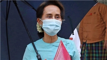 Die Friedensnobelpreisträgerin wurde wegen verschiedener angeblicher Vergehen zu mehr als 30 Jahren Haft verurteilt und sitzt im Gefängnis: Aung San Suu Kyi.