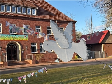 Die Friedenstaube hängt vor der Tarmstedter Grundschule. An diesem Donnerstag ist dort eine Friedensaktion geplant.