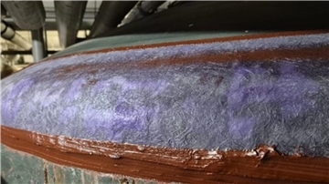Eine Detailaufnahme zeigt frische, braunrote Klebestellen an einem Filterbehälter.
