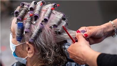 Die Friseure dürfen unter strengen Auflagen öffnen. In Bremerhaven sind mehrere Behörden beteiligt, wenn es darum geht, auf einen Verstoß zu reagieren. Die Absprache braucht Zeit.