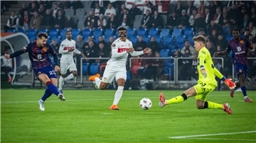 Die frühe Führung für Basel: Albian Ajeti (l.) trifft durch die Beine von Alexander Nübel.