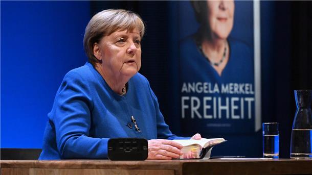 Media Control: „Altern“ von Heidenreich meistverkauftes Buch Die frühere Bundeskanzlerin Angela Merkel bei einer Veranstaltung für ihr Buch in Stralsund. (Archivfoto)