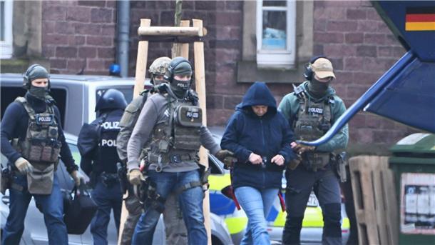 Berichte: Klette warnte vor Festnahme Komplizen Die frühere RAF-Terroristin Daniela Klette wird in Karlsruhe zu einem Hubschrauber geführt.