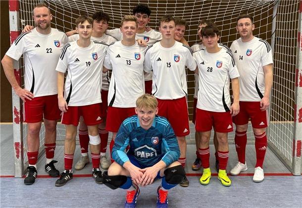 Hesedorf/Nartum überzeugt mit Platz drei bei der Landesmeisterschaft im Futsal Die FSV Hesedorf/Nartum um Trainer Niklas Niestädt (links) spielte ein starkes Turnier und errang den dritten Platz.
