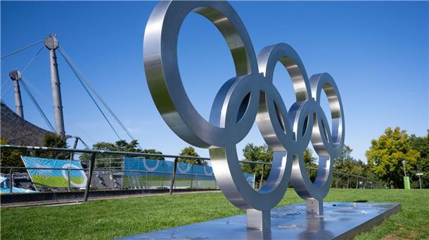Es gilt: München entscheidet heute über Olympia-Bewerbung Die fünf ikonischen Ringe sind im Olympia-Park von München aufgebaut.