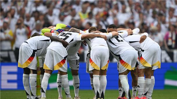 Die Fußball-Nationalspieler schwören sich Teamkreis ein. 