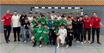 Viele Jungen in Sporttrikots jubeln in die Kamera.