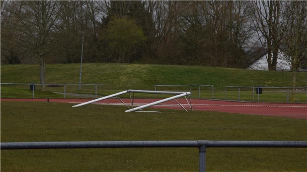 Die Fußballplätze – wie hier im Nordenhamer Plaatweg-Stadion – dürfen bis zum 19. April nicht benutzt werden. Ob die Fußballtore danach aufgestellt werden können?