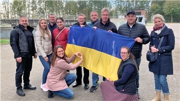 Die Gäste aus der Ukraine und Mitarbeitende des OOWV trafen sich auf verschiedenen Standorten des OOWV. Auf der Kläranlage Brake entstand dieses Gruppenfoto.