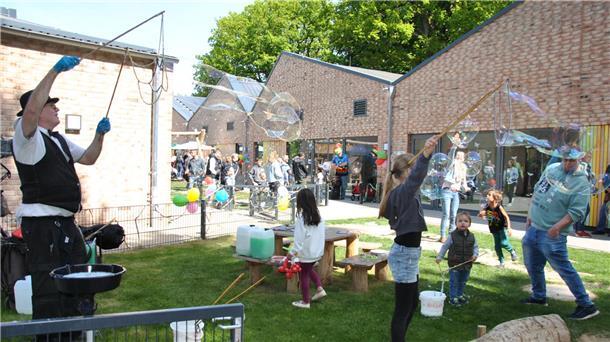 Die Gäste haben viel Spaß bei der Einweihung der Quartierskindergärten an der Molkereistraße in Zeven. Die riesigen Seifenblasen kommen bei Groß und Klein gut an.