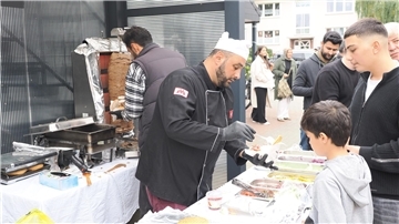 Ein Mann gibt Essen aus. 