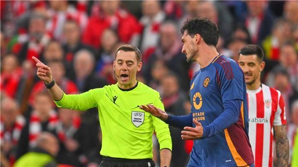 Die Gäste wurden früh geschwächt: Hummels durfte nur elf Minuten spielen, dann sah er die Rote Karte.