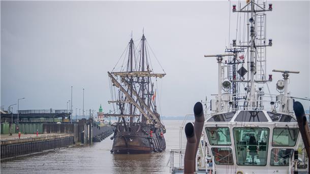 Ahoi! Die wichtigsten Segelschiffe für die Maritimen Tage sind da Die „Galéon Andalucia“ fährt in die Kaiserschleuse ein.