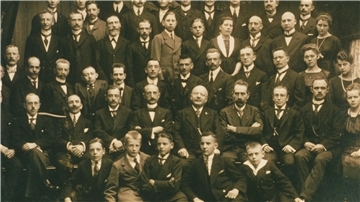 Die ganze Belegschaft – 49 Personen – beim Fototermin zum 25-jährigen Bestehen der Zeitung im Jahr 1920.
