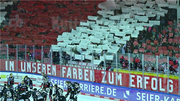 Die Fischtown Pinguins erleben einen Fehlstart in die Playoffs Fans halten rote und weiße Plakate in die Höhe, die Vereinsfarben der Fischtown Pinguins.
