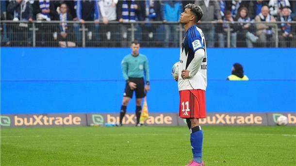 Wolfsburg atmet auf: Niederlagenserie endet beim HSV Die ganze Konzentration nutzte nichts: HSV-Stürmer Ransford Königsdörffer verschoss den Foulelfmeter.