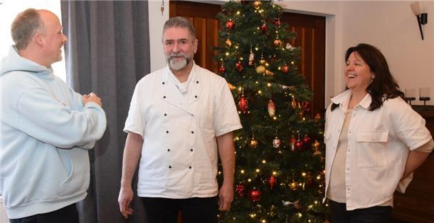 Gratis-Weihnachtsessen: Darum lädt Selsinger Gastronom zu besonderem Abend ein Die Gastronomen Michaela und Dominik Martin sowie Pastor Markus Stamme (links) von der Kirchengemeinde Selsingen laden ein zu einem gemütlichen Weihnachtsabend.