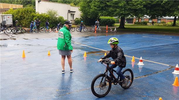 Die Gaußschule macht jedes Jahr eine Projektwoche rund um den Fuß- , Roller- und Radverkehr altersgerecht für alle Grundschüler.