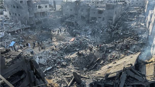 Die Gebäude, die bei einem israelischen Luftangriffen im Flüchtlingslager Dschabalia im nördlichen Gazastreifen getroffen wurden, liegen in Trümmern.