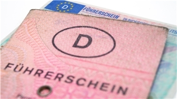 Die Geburtsjahrgänge 1953 bis 1958 können ihren rosafarbenen oder grauen Papierführerschein nur noch bis zum 19. Januar 2022 nutzen.